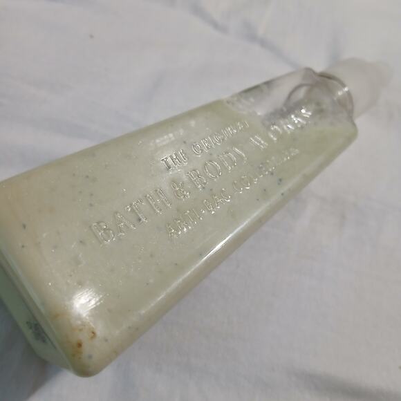 Bath & Body Works Rainkissed Leaves Anti-Bacterial Moisturizing Hand Soap NEW - Picture 6 of 9